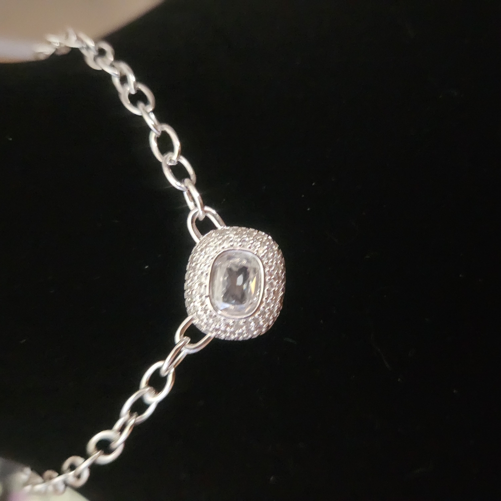 Elegant Silver Chain Bracelet with Gemstone